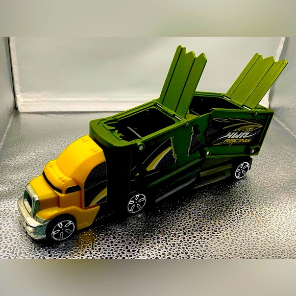 Hot Wheels “Racing” Transport Vehicle - Picture 3 of 6